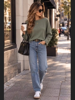 Sweter khaki z dekoltem w łódkę i subtelną aplikacją